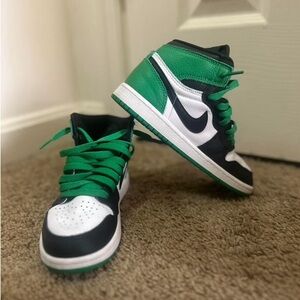 Green, white and black kid Nike -size 2